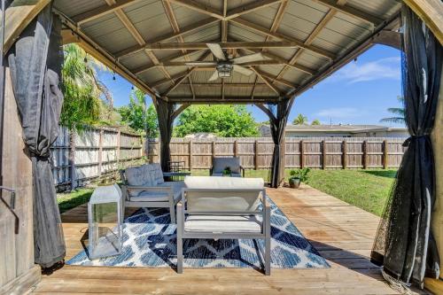 Balcony/terrace, Private Room in Spacious 3-Bedroom Home near Rustic Inn Crabhouse