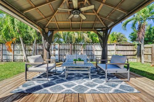 Balcony/terrace, Private Room in Spacious 3-Bedroom Home near Rustic Inn Crabhouse