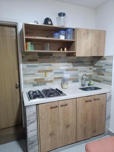 23 BELO APARTAMENTO CON BALCON EN LAURELES ESTADiO 2 HAB 2 BAÑOs, Medellín (fotografie 7)