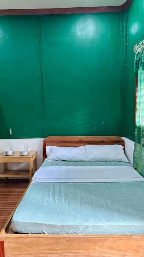 1 queen bed, 1 bunk bed