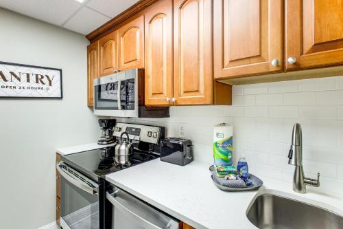 Gatlinburg Condo with Smoky Views Walk to Town! in Gatlinburg, USA