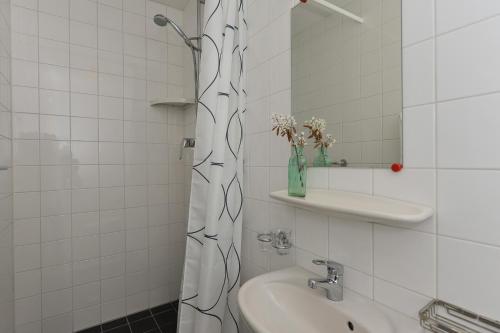 Bathroom, Hotel Pension de Harmonie in Edam-Volendam