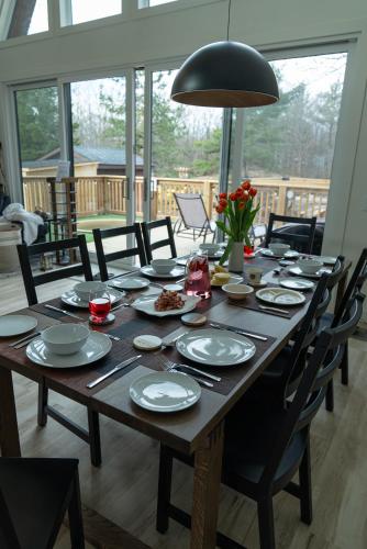 Cozy, Hot Tub, Sauna, Heated Floors, EV, Nespresso in พอร์ท คาร์ลิง (ON)