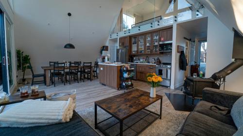 Cozy, Hot Tub, Sauna, Heated Floors, EV, Nespresso in พอร์ท คาร์ลิง (ON)