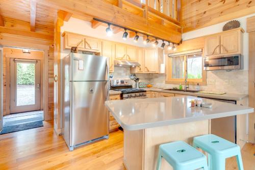 Sawyers Cabin with Hot Tub, 12 Mi to Asheville! in Fletcher, USA