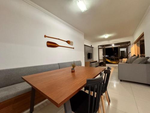 Cobertura na Praia da Enseada-Guarujá 180m2 10 hospedes – khách sạn tại Balneario Cidade Atlantica