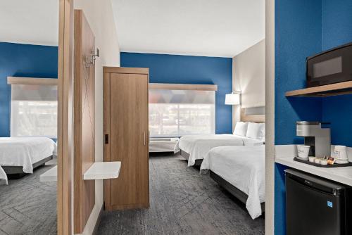 Standard Room with Two Queen Beds image 2