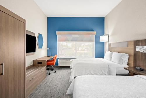 Standard Room with Two Queen Beds image 5