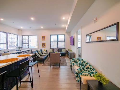 Vast Fully Furnished 2-Bed Close to NYC in Bayonne, USA