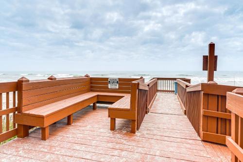 Breezy Oceanfront Condo with Lanai Steps to Beach! - image 10