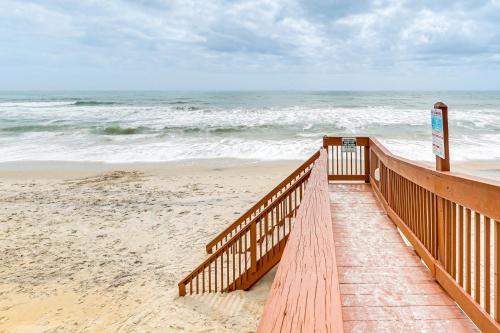Breezy Oceanfront Condo with Lanai Steps to Beach! - image 14