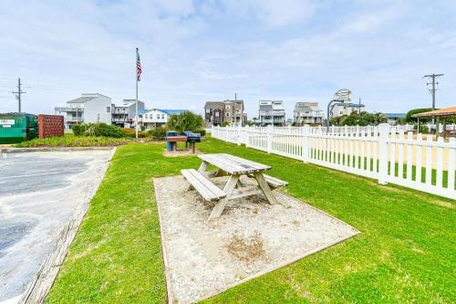 Breezy Oceanfront Condo with Lanai Steps to Beach! - image 13