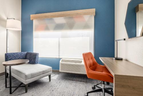 Standard King Room image 5
