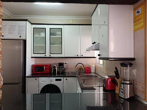 Casa Oasis Puertollano, una casa en un entorno rural en Puertollano, agradable, con Piscina en zona  in เพอร์โทลลาโน