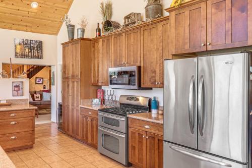 Show Low Area Cabin with Game Room and Hot Tub! - image 9
