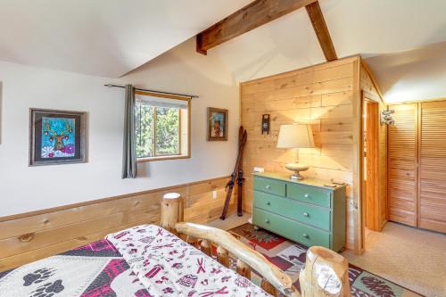 Show Low Area Cabin with Game Room and Hot Tub! - image 4