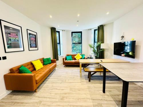 Premium 3-Bed Apt - Heart of Town - Walk to Beach