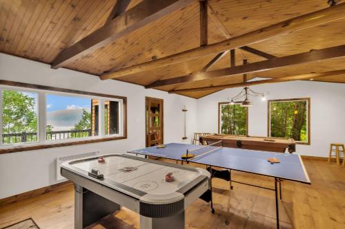 Lazy Bear Lake House in Labelle, Canada
