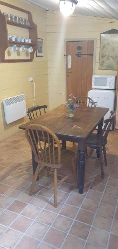 Woiworung Cottage-BYO bed linen and towels-NO WIFI- take a step back in time in Gisborne