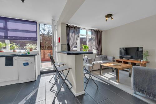 Spacious 9-Person Stay with Free Parking in London, Londra