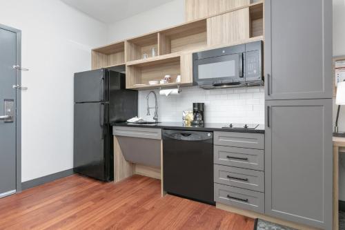Queen Studio Suite - Mobility Access Tran Shower/ Non-Smoking