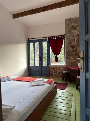 1 double bed, 2 twin beds
