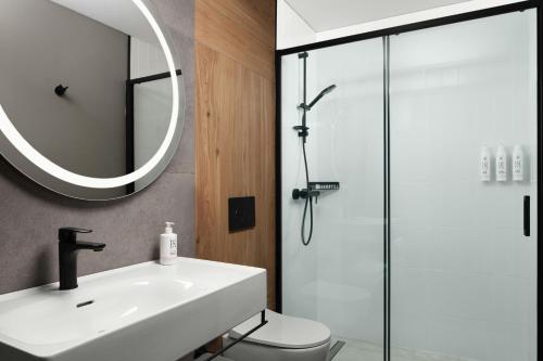 Moxy Queen Room with City View image 2