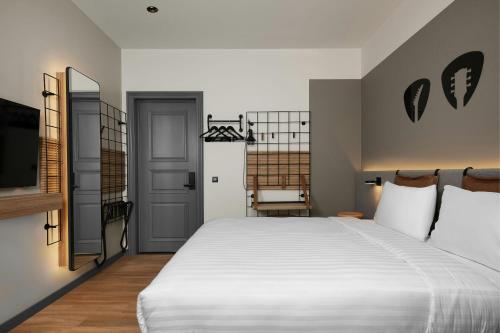 Moxy Queen Room with Atrium View image 3
