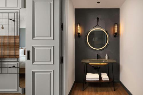 Moxy Twin Room with Atrium View image 3