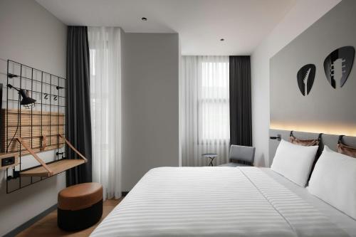 Moxy Queen Room with City View image 4