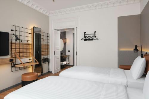 Moxy Twin Room with City View image 4