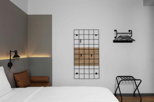 Moxy Queen Room with City View image 5