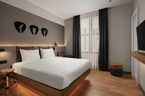 Moxy Queen Room with Atrium View room in Moxy Istanbul Taksim