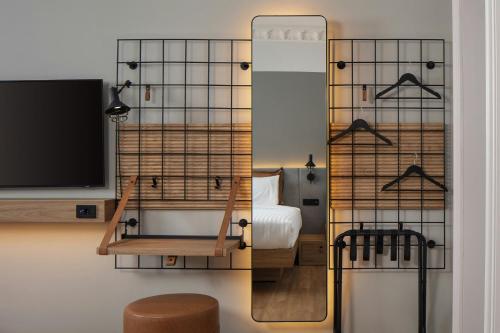 Moxy Twin Room with City View image 2