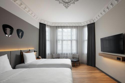 Moxy Twin Room with City View room in Moxy Istanbul Taksim