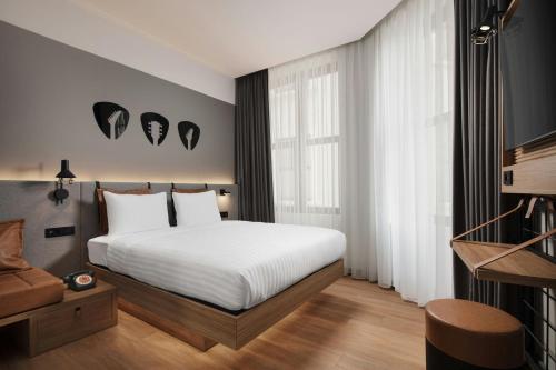 Moxy Queen Room with Atrium View image 2
