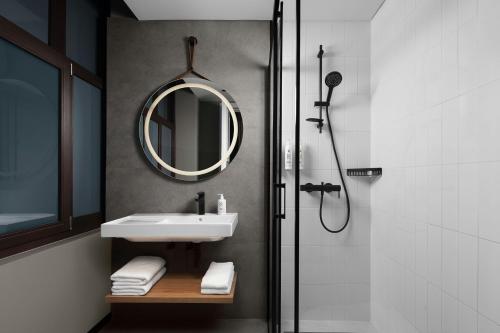 Moxy Queen Room with Atrium View image 1