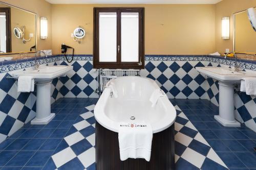 2 bedrooms, 5 beds