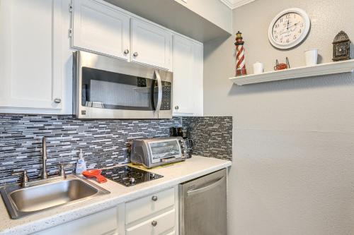 Coastal Galveston Condo - Walk to Pier and Beach! in Galveston, USA