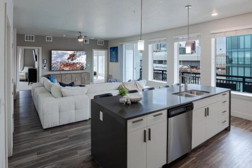 Convention Ctr-Spacious 2BR 2BA-Spa,Pool,Gym,Pkg Convention Ctr-Spacious 2BR 2BA-Spa,Pool,Gym,Pkg