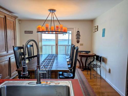 Oceanfront Crackling Cove Cottage Family firer pit slleeps 6