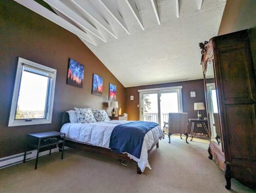 Oceanfront Crackling Cove Cottage Family firer pit slleeps 6