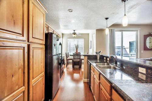 Downtown Condo Near the Convention Center thumb 2