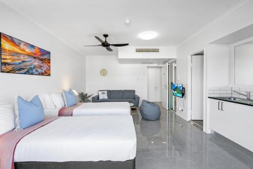 Belle Escapes Rydges Plaza Esplanade 54 with stunning ocean views - image 5