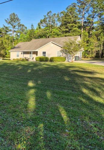 Cozy 4 bedroom home with HUGE yard in Brunswick in Brunswick