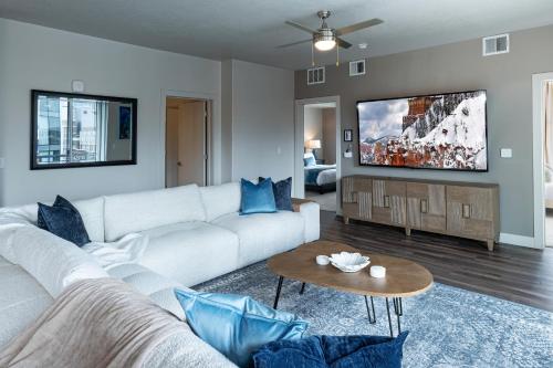 Convention Ctr-Spacious 2BR 2BA-Spa,Pool,Gym,Pkg Convention Ctr-Spacious 2BR 2BA-Spa,Pool,Gym,Pkg