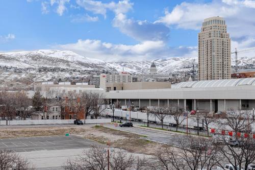 Convention Ctr-Spacious 2BR 2BA-Spa,Pool,Gym,Pkg Convention Ctr-Spacious 2BR 2BA-Spa,Pool,Gym,Pkg