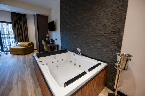 PineHill Hotel, Restaurant , Pool & Spa - RAZEM in Vrita