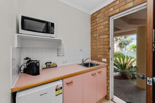 Küche, Sapphire Waters Motor Inn in Merimbula