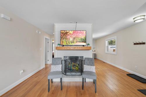 Charming DT 3-Bed Bungalow with Fenced-in Yard in Raleigh, USA